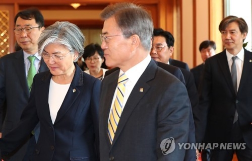 문재인 대통령이 18일 청와대에서 강경화 외교부 장관 임명식을 마치고 대화를 나누며 차담회 장소로 이동하고 있다.