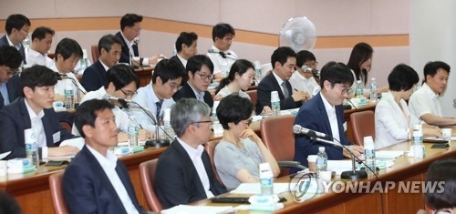 8년 만에 열린 '판사회의'에 심각한 표정(고양=연합뉴스) 임헌정 기자 = 19일 경기 고양시 사법연수원에서 각급 법원의 대표 판사들이 전국법관대표자회의를 하고 있다. 전국 법원에서 선정한 판사 '대표자' 100여명은 이날 사법연수원에서 사법개혁 방안 등을 논의했다. 법원행정처 소속 고위법관의 사법행정권 남용 사태를 계기로 열리는 이번 회의에서는 사안을 조사한 법원의 진상조사 결과에 대한 평가와 연루자의 책임 규명, 사법행정권 남용 재발방지 개선책 등을 논의한 것으로 알려졌다. 2017.6.19kane@yna.co.kr(끝)
