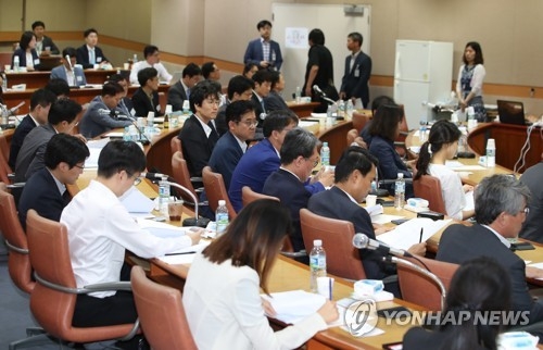 8년 만에 열린 '판사회의'에 심각한 표정(고양=연합뉴스) 임헌정 기자 = 19일 경기 고양시 사법연수원에서 각급 법원의 대표 판사들이 전국법관대표자회의를 하고 있다. 전국 법원에서 선정한 판사 '대표자' 100여명은 이날 사법연수원에서 사법개혁 방안 등을 논의했다. 법원행정처 소속 고위법관의 사법행정권 남용 사태를 계기로 열리는 이번 회의에서는 사안을 조사한 법원의 진상조사 결과에 대한 평가와 연루자의 책임 규명, 사법행정권 남용 재발방지 개선책 등을 논의한 것으로 알려졌다. 2017.6.19kane@yna.co.kr(끝)