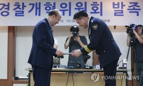경찰개혁위원회 발족식(서울=연합뉴스) 한종찬 기자 = 이철성 경찰청장(오른쪽)이 16일 오후 서울 서대문구 경찰청에서 열린 경찰개혁위원회 발족식에서 박경서 경찰개혁위원장에게 위촉장을 수여하고 있다. 2017.6.16saba@yna.co.kr(끝)