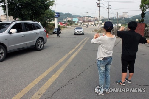 '어서 오세요' 출근하는 갑을오토텍 직원들
