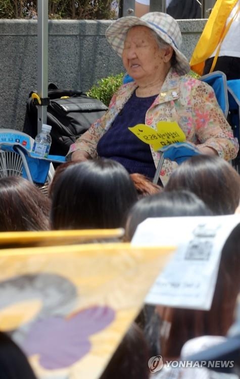 (서울=연합뉴스) 한상균 기자 = 21일 오후 주한일본대사관 앞에서 열린 위안부 문제 해결을 위한 수요집회에 길원옥 할머니가 앉아 있다. 2017.6.21xyz@yna.co.kr