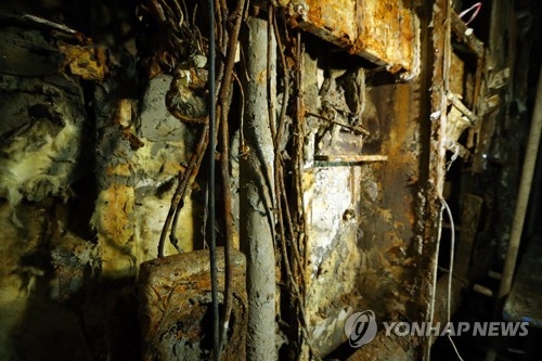 지장물 뒤엉킨 세월호 객실 내부.