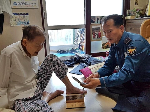 왼쪽은 장영발 옹, 오른쪽은 박창근 경위