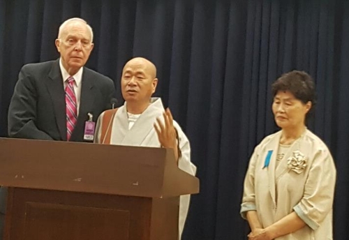 러셀 블레이즈델 대령을 기억하며 감사하는 병진 스님과 임경애씨