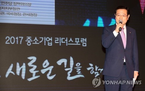 기조강연하는 이용섭 일자리위원회 부위원장(서귀포=연합뉴스) 박지호 기자 = 22일 오후 제주 서귀포시 롯데호텔에서 열린 '2017 중소기업 리더스 포럼' 개막식에서 이용섭 일자리위원회 부위원장이 기조강연을 하고 있다. 2017.6.22jihopark@yna.co.kr(끝)