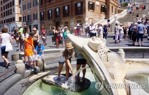 로마의 분수에서 더위를 식히고 있는 관광객들 [AFP=연합뉴스] 