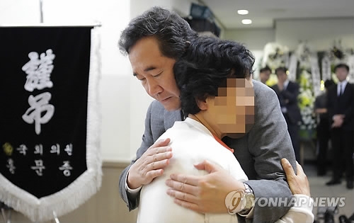 위로하는 이낙연 국무총리