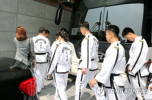 버스 오르는 북한 태권도시범단 [연합뉴스 자료사진]
