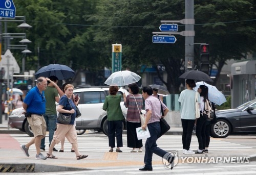 충북 흐리고 비 내려…"내일까지 20∼60㎜" - 1