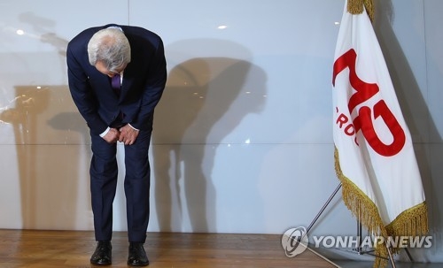 (서울=연합뉴스) 황광모 기자 = '갑질논란'으로 검찰의 수사 선상에 오른 미스터피자 창업주 정우현 MP그룹 회장이 26일 오후 서울 서초구 방배동 사옥에서 가진 기자회견에서 고개숙여 인사하고 있다. 정 회장은 이날 기자회견에서 회장직 사퇴를 발표했다. 2017.6.26