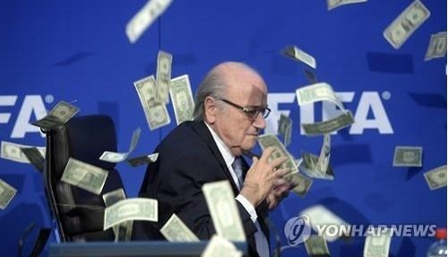 2015년 블라터 전 FIFA 회장의 기자회견장에 영국 코미디언이 뿌린 돈다발