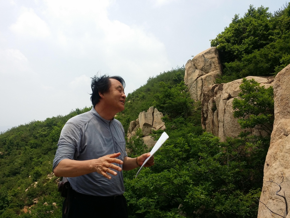 (경주=연합뉴스) 경북 경주남산연구소장 김구석씨가 경주 남산에서 강의하고 있다.