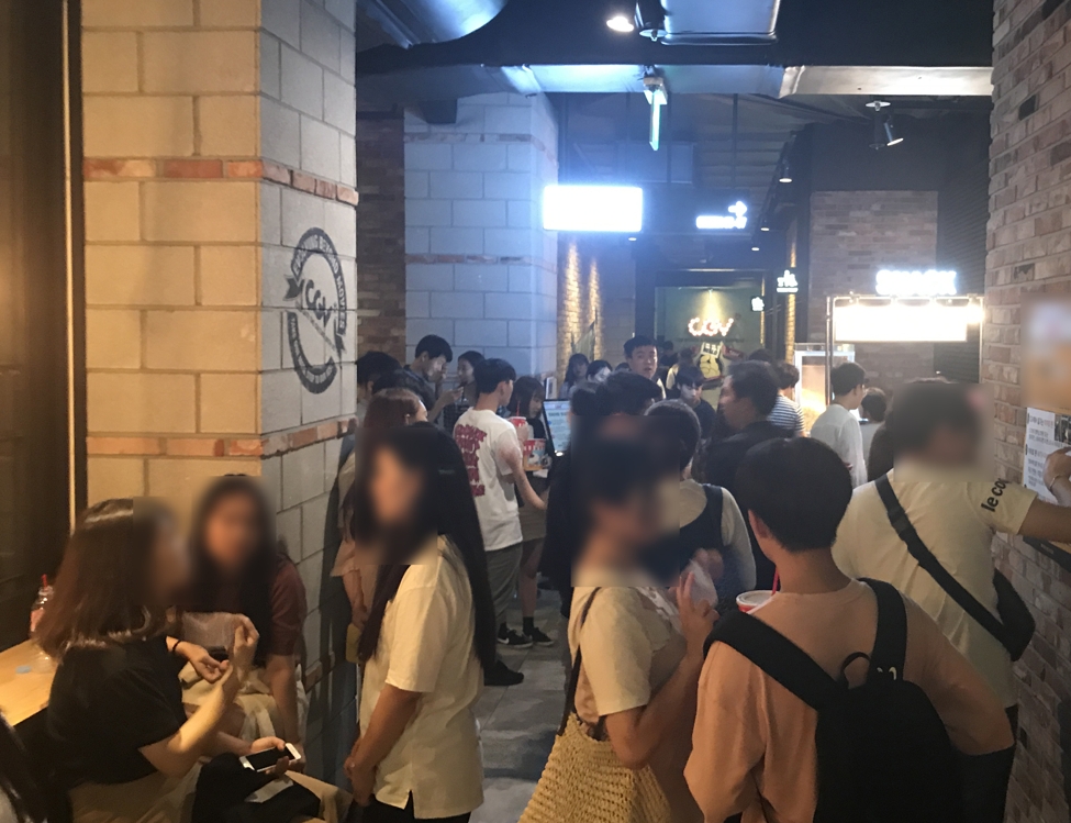 화재감지기 오작동으로 대피한 관객들