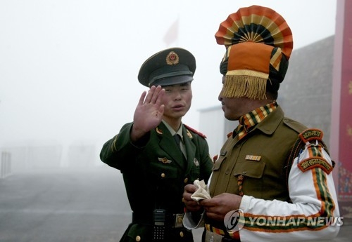 중국과 인도간 나투라 국경지대의 양국군 병사［AFP=연합뉴스］