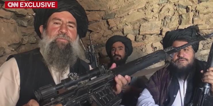 러시아제 무기를 자랑하고 있는 탈레반 대원들 [CNN 캡처]