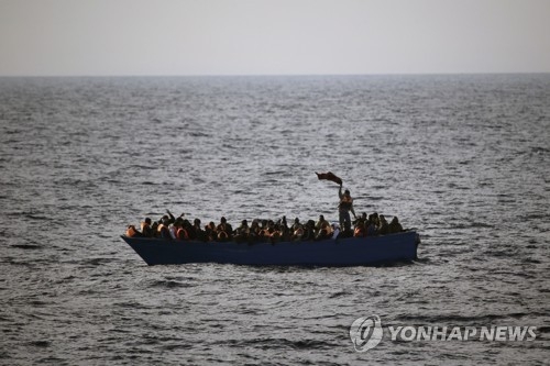 리비아 해역에서 구조를 요청하고 있는 유럽행 난민들 [AP=연합뉴스] 