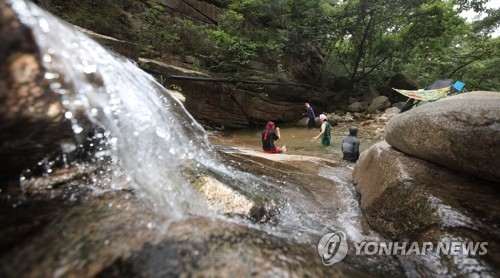 경기북부 오전부터 30도 넘는 찜통더위…호수로 계곡으로 - 1