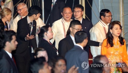 (마닐라=연합뉴스) 김현태 기자 = 리용호 북한 외무상이 6일 저녁(현지시간) 필리핀 마닐라의 '몰 오브 아시아'에서 열린 아세안지역안보포럼(ARF) 환영만찬에 참석하고 있다. 2017.8.6