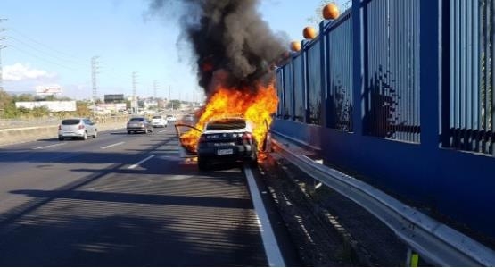 군-경찰의 합동작전에 반발한 괴한들의 공격을 받고 불에 타는 경찰 차량[브라질 뉴스포털 UOL]