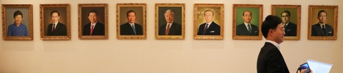 세종실 입구의 초상화들