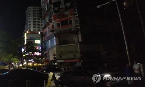 열대야 속 전국 곳곳 정전 잇따라…5천여가구 찜통 고생 - 1