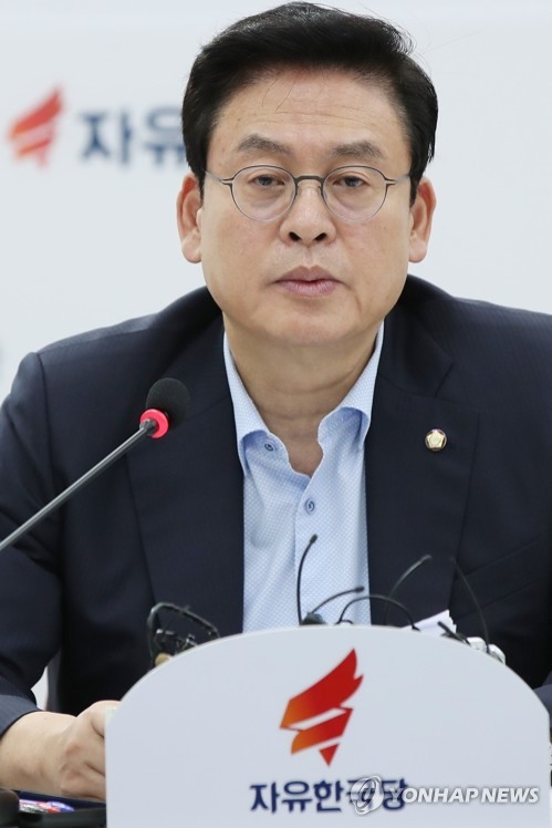 정우택 "文대통령 짝사랑식 대북대화 구걸 중단해야" - 1