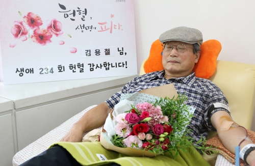 생의 마지막 헌혈하는 김용철씨