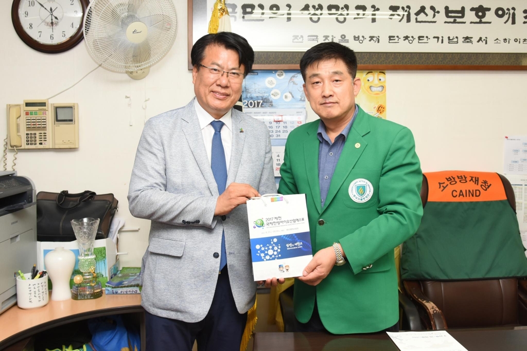업무협약 체결하는 이근규(왼쪽) 시장과 전국자율방재단 연합회 관계자.