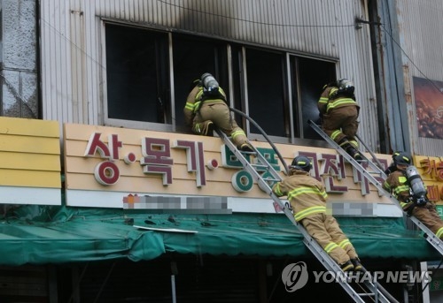건물 진입하는 소방관(대전=연합뉴스) 김소연 기자 = 9일 오전 3시 53분께 대전 동구 중앙시장에서 불이 나, 소방관들이 잔불 전리를 위해 시장 상가 건물 내로 진입하고 있다. 2017.8.9soyun@yna.co.kr