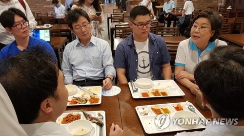 학생식당 찾아 대학생과 대화하는 이혜훈