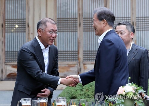 문 대통령, 정의선 현대자동차 부회장과 악수 (2017.7.27)