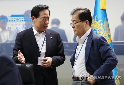 긴급 대화하는 국방부장관과 안보실장