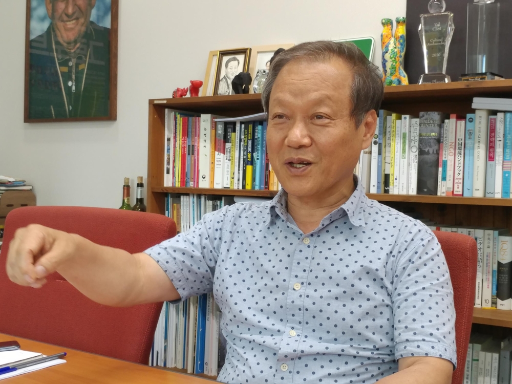인터뷰하는 최열 환경재단 이사장