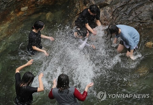 충북 찜통더위 주춤…유명 산·유원지마다 '북적' - 1
