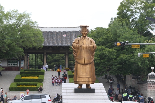 대구 달성공원 앞에 세운 순종 동상