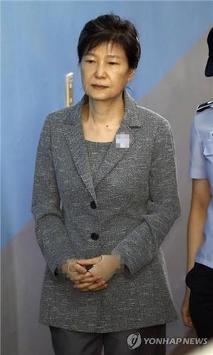 재킷 갈아입은 박근혜(서울=연합뉴스) 김인철 기자 = 박근혜 전 대통령이 17일 오전 서초구 서울중앙지법에서 열린 공판에 출석하기 위해 호송차에서 내려 법정으로 향하고 있다. 2017.8.17yatoya@yna.co.kr