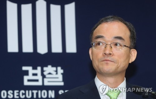 개혁 방안 밝히는 문무일 검찰총장(서울=연합뉴스) 김주성 기자 = 문무일 검찰총장이 8일 오전 서울 서초동 대검찰청에서 취임 후 첫 기자간담회를 하고 있다. 2017.8.8utzza@yna.co.kr(끝)