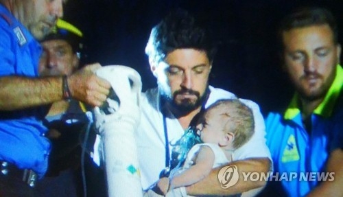 '아기가 무사하다'…지진 잔해에서 7개월 아기 극적 구조