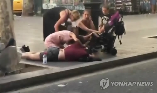 바르셀로나 테러 부상자 돌보는 시민들