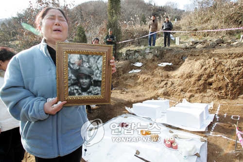 2005년 실미도 공작원 유해발굴 현장에서 오열하는 유가족