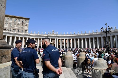 바티칸 성베드로 광장에 배치된 경찰들 [AFP=연합뉴스] 