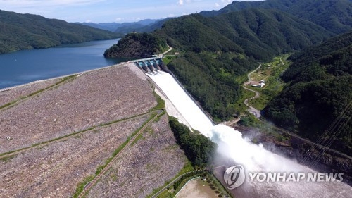 소양강댐 수문 방류 전경