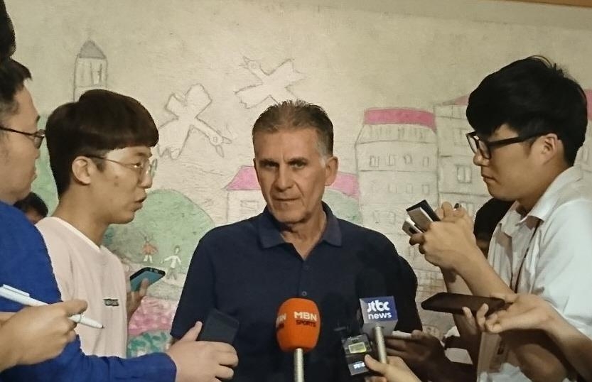 (서울=연합뉴스) 최송아 기자 = 이란 축구대표팀의 카를로스 케이로스 감독이 29일 오후 서울 강서구 메이필드호텔에서 취재진의 질문에 답하고 있다.