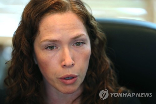 인터뷰 하는 수전 프리드먼 변호사(서울=연합뉴스) 이정훈 기자 = DNA 감식을 통해 수감자의 결백을 찾아주는 미국 비영리 단체 '이너슨스 프로젝트(Innocence Project)'의 수전 프리드먼 변호사가 30일 오전 서울 서초구 대검찰청 과학수사부 국제회의실에서 인터뷰하고 있다. 프리드먼 변호사는 서울에서 열리는 '국제 법유전학회(ISFG)' 총회 참석차 방한했다. 2017.8.30 uwg806@yna.co.kr(끝)