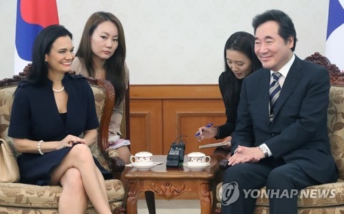 파나마 부통령과 대화하는 이낙연 총리