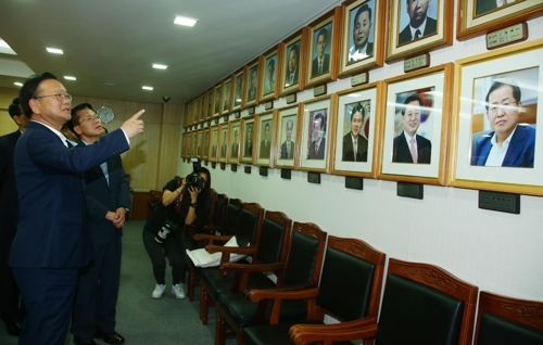 역대 경남도지사 사진보는 김부겸 행안부 장관