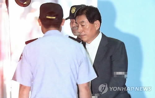 법정구속돼 구치소 향하는 원세훈 전 국정원장