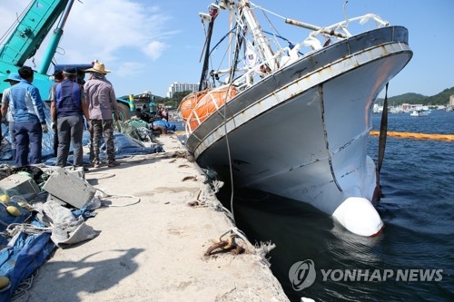 (포항=연합뉴스) 손대성 기자 = 31일 경북 포항시 남구 구룡포읍 구룡포항 남방파제에서 해경이 803광제호를 크레인으로 뒤집어 물 위로 끌어올리고 있다.