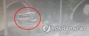 중앙선 넘어가는 버스